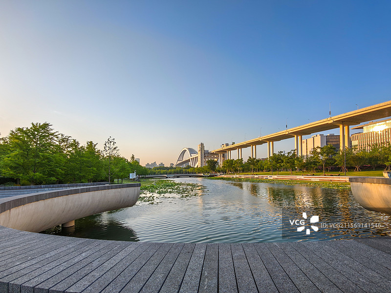 上海世博文化公园舞动广场月洞桥荷塘荷叶与上海卢浦大桥倒影图片素材