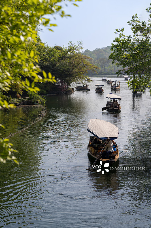 西湖摇橹船出港图片素材