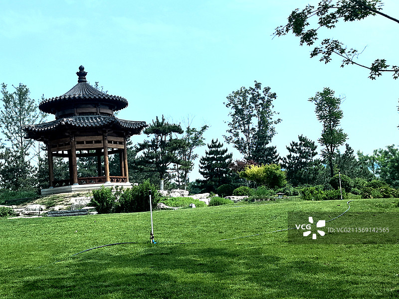 廊|桥清河鲤群游，亭台亭阁菏花稠玉瀑飞弦入神潭，蝶恋芳丛香染袖画舫犁波惊鹭鸥，云轨穿霄燕剪流图片素材