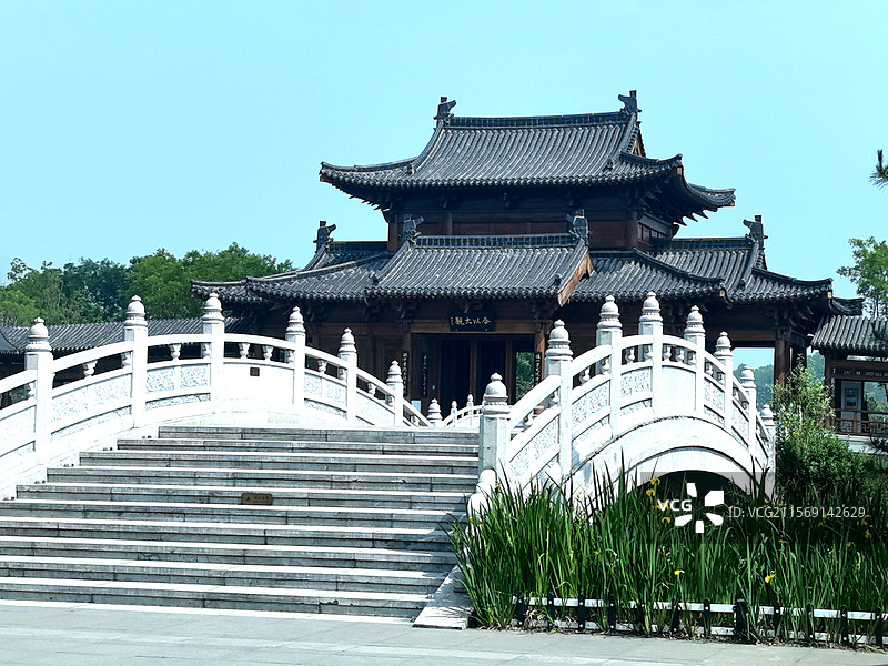 廊|桥清河鲤群游，亭台亭阁菏花稠玉瀑飞弦入神潭，蝶恋芳丛香染袖画舫犁波惊鹭鸥，云轨穿霄燕剪流图片素材