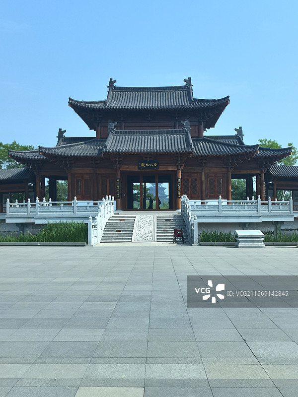 廊|桥清河鲤群游，亭台亭阁菏花稠玉瀑飞弦入神潭，蝶恋芳丛香染袖画舫犁波惊鹭鸥，云轨穿霄燕剪流图片素材