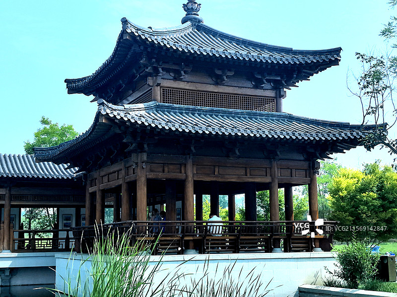 廊|桥清河鲤群游，亭台亭阁菏花稠玉瀑飞弦入神潭，蝶恋芳丛香染袖画舫犁波惊鹭鸥，云轨穿霄燕剪流图片素材