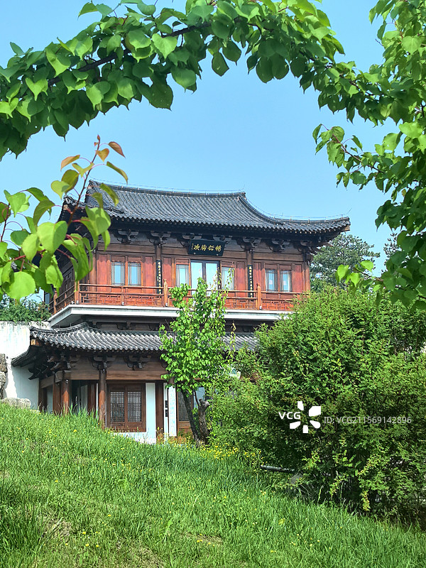 廊|桥清河鲤群游，亭台亭阁菏花稠玉瀑飞弦入神潭，蝶恋芳丛香染袖画舫犁波惊鹭鸥，云轨穿霄燕剪流图片素材