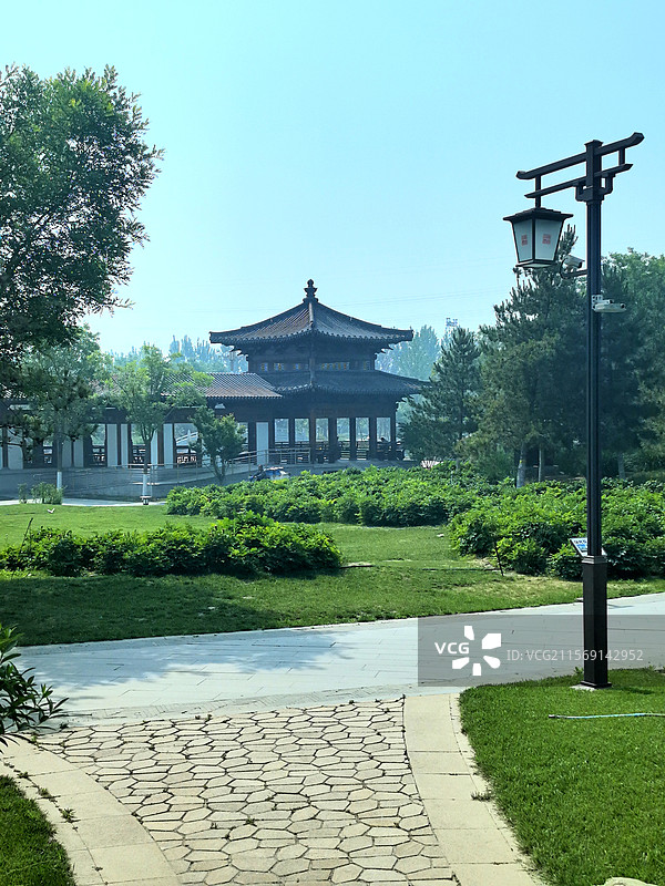 廊|桥清河鲤群游，亭台亭阁菏花稠玉瀑飞弦入神潭，蝶恋芳丛香染袖画舫犁波惊鹭鸥，云轨穿霄燕剪流图片素材