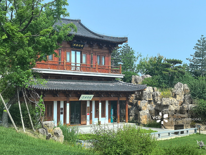 廊|桥清河鲤群游，亭台亭阁菏花稠玉瀑飞弦入神潭，蝶恋芳丛香染袖画舫犁波惊鹭鸥，云轨穿霄燕剪流图片素材