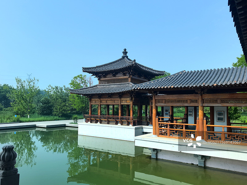 廊|桥清河鲤群游，亭台亭阁菏花稠玉瀑飞弦入神潭，蝶恋芳丛香染袖画舫犁波惊鹭鸥，云轨穿霄燕剪流图片素材