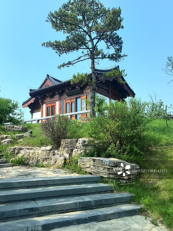 廊|桥清河鲤群游，亭台亭阁菏花稠玉瀑飞弦入神潭，蝶恋芳丛香染袖画舫犁波惊鹭鸥，云轨穿霄燕剪流图片素材