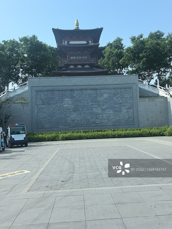 廊|桥清河鲤群游，亭台亭阁菏花稠玉瀑飞弦入神潭，蝶恋芳丛香染袖画舫犁波惊鹭鸥，云轨穿霄燕剪流图片素材