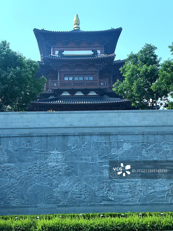 廊|桥清河鲤群游，亭台亭阁菏花稠玉瀑飞弦入神潭，蝶恋芳丛香染袖画舫犁波惊鹭鸥，云轨穿霄燕剪流图片素材