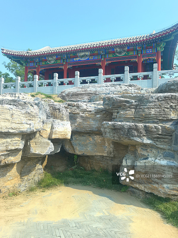 廊|桥清河鲤群游，亭台亭阁菏花稠玉瀑飞弦入神潭，蝶恋芳丛香染袖画舫犁波惊鹭鸥，云轨穿霄燕剪流图片素材