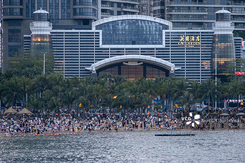 节假日的湛江金沙湾海滩人山人海图片素材