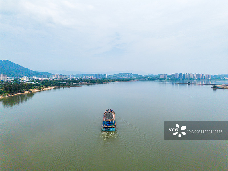 航拍闽江水面上的载货船只图片素材