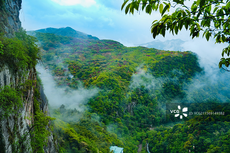 浙江省宁波市雪窦山景区  绿水青山植被丰富图片素材