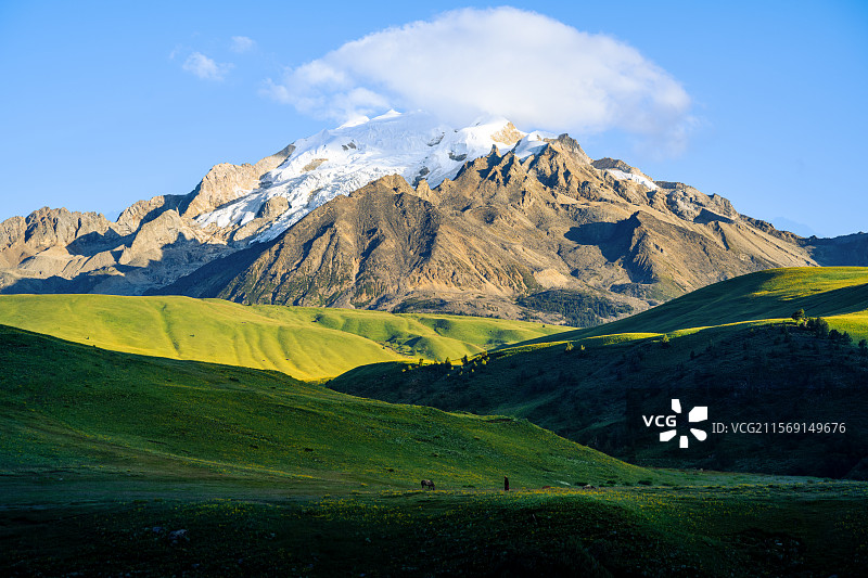 川西格聂南线查冲西村日照金山图片素材