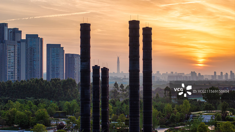 成都地标SKP商场生机之塔与日出图片素材