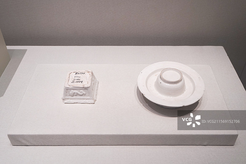 定州博物馆藏北宋白釉印龙纹炉白釉花瓣形酒台图片素材