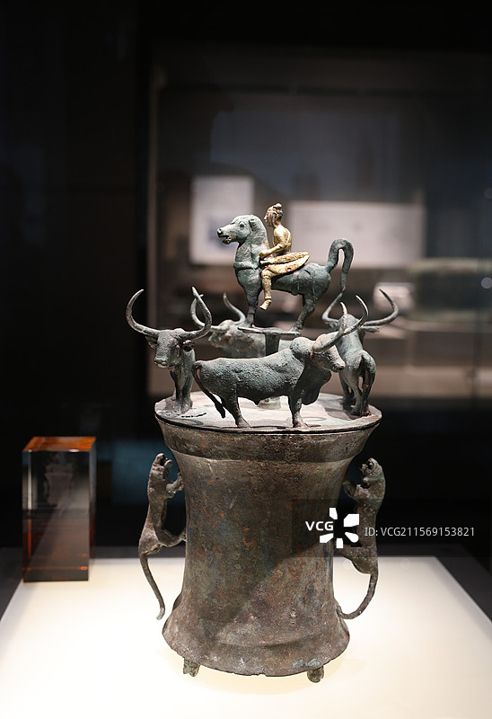 云南省博物馆，鎏金骑士贮贝器图片素材