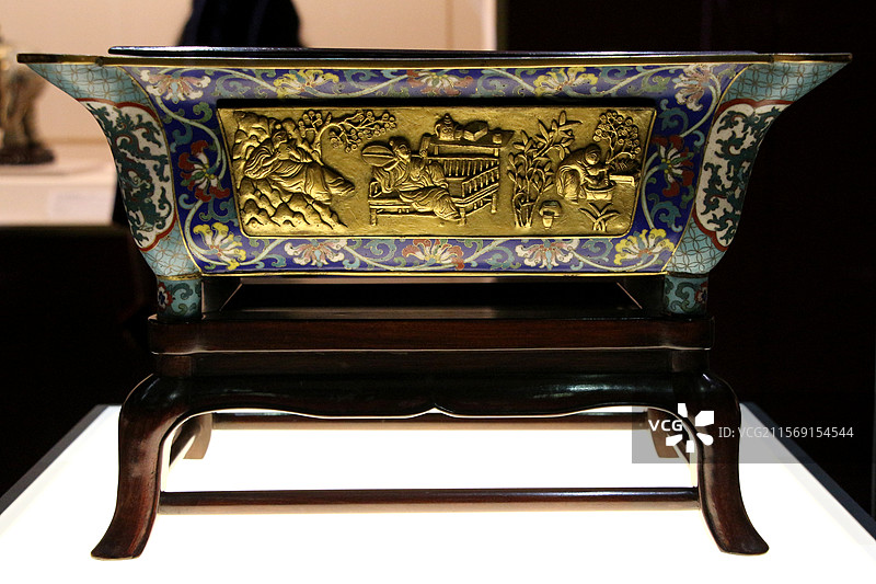 上海博物馆 —— 何鸿卿玉器馆-掐丝珐琅开光渔樵耕读图长方花盆（清1644-1911）图片素材