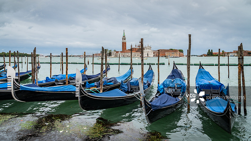 威尼斯码头的刚朵拉图片素材