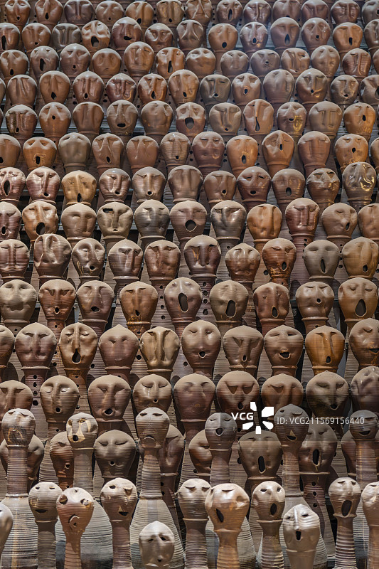 云南红河弥勒市著名景点-东方韵艺术小镇-万花筒内的“万人合唱团”陶俑）图片素材