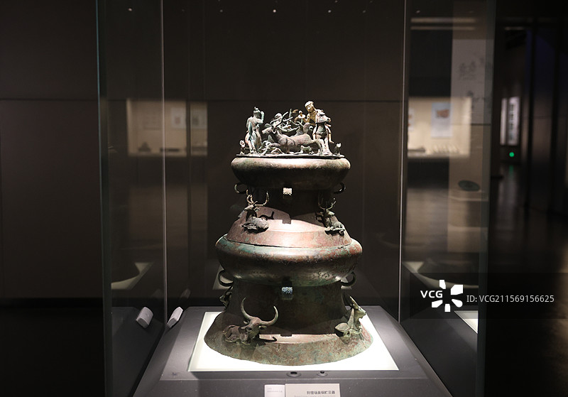 云南省博物馆，狩猎场面铜贮贝器图片素材