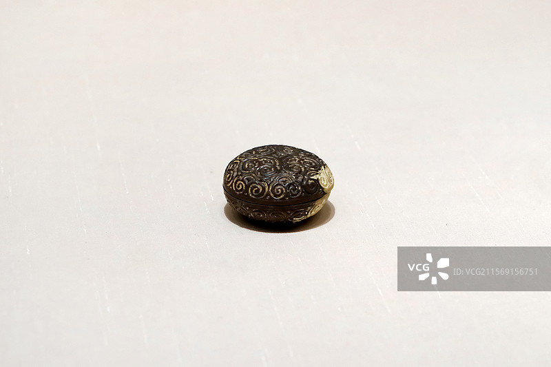 宋代云纹银制香盒图片素材