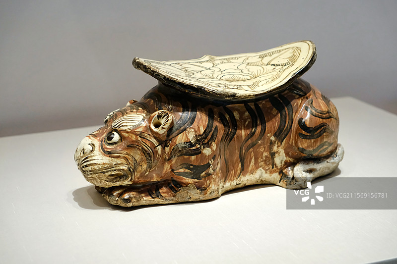 金代磁州窑白釉黑花牡丹纹虎枕图片素材