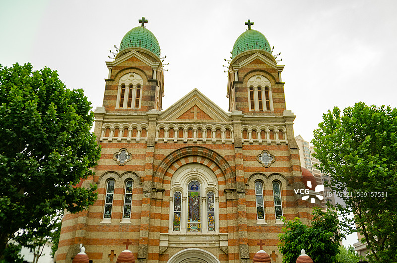 仰拍天津西开教堂正面图片素材