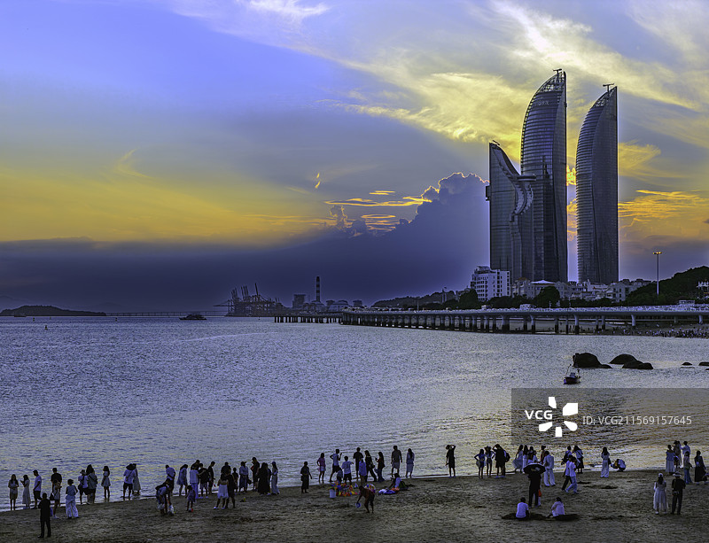 夕阳中的厦门双子塔及海边图片素材