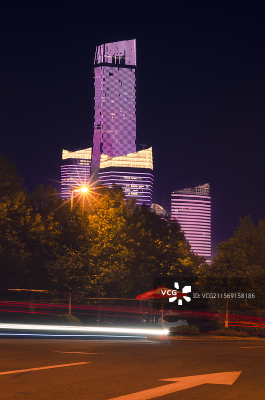 青岛市中心最高楼海天中心夜景图片素材