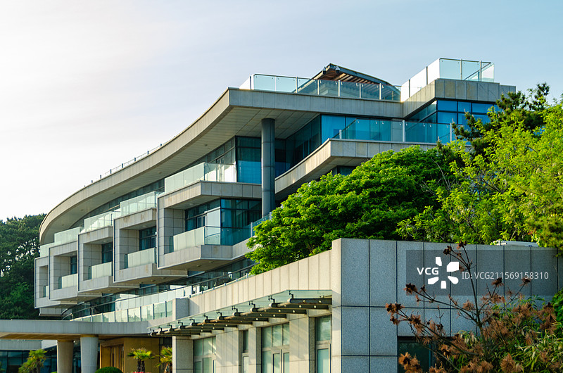 青岛燕儿岛上的现代建筑图片素材