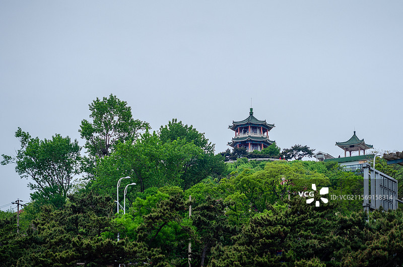 青岛汇泉湾畔的小鱼山图片素材