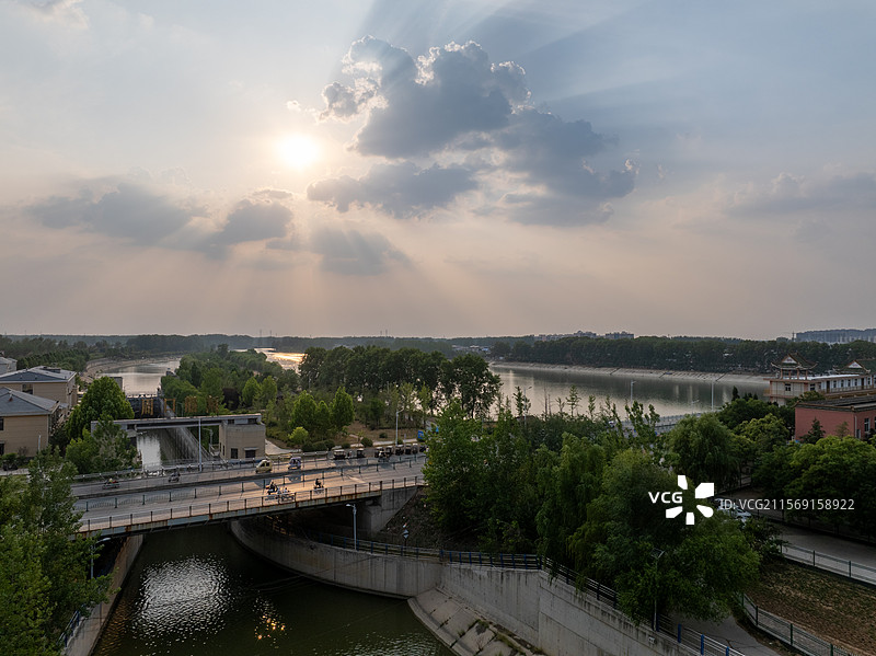 河南周口 沙颍河 大闸 水坝 船闸 逆光 丁达尔光 河流 反射图片素材