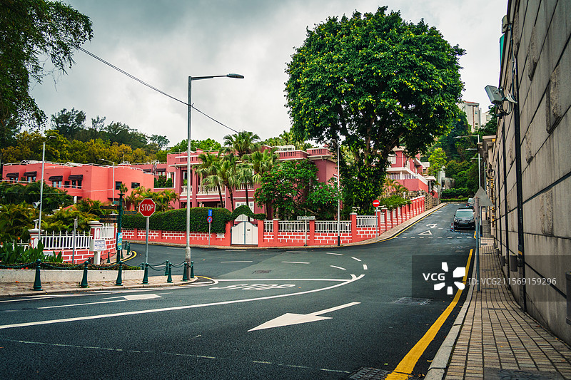 澳门红色建筑群前的交通弯路特写图片素材