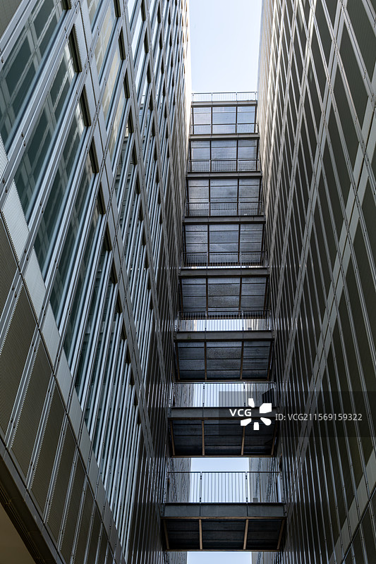 中轴对称视角下的建筑井口图片素材