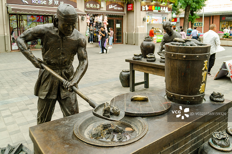 天津滨江道上的天宝楼传统美食制作雕塑图片素材