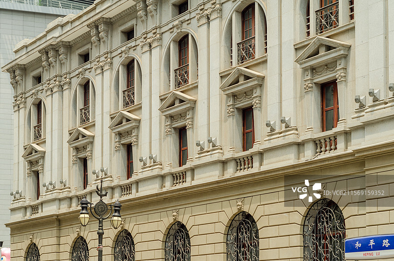 天津滨江道上的浙江兴业银行旧址图片素材