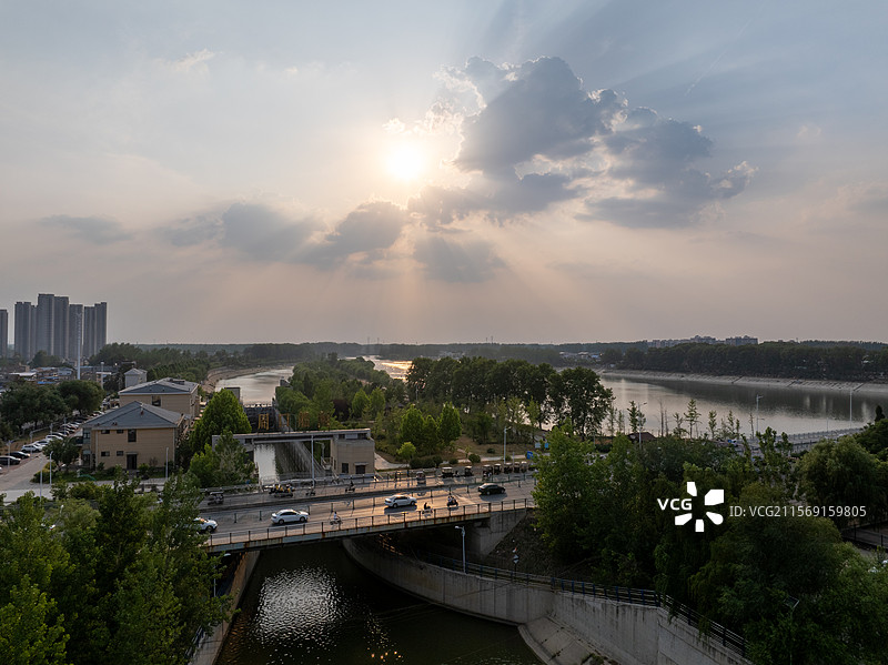 河南周口 沙颍河 大闸 水坝 船闸 逆光 丁达尔光 河流 反射图片素材