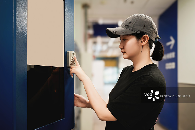 女子使用密码锁开门图片素材