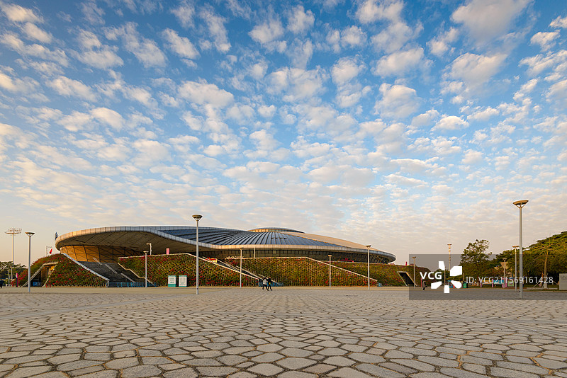 早晨蓝天白云下的东莞市长安镇体育馆的风光图片素材