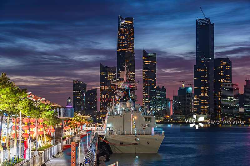 青岛城市天际线与临沂舰图片素材