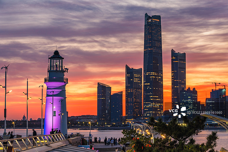 青岛情人坝灯塔与浮山湾城市天际线图片素材
