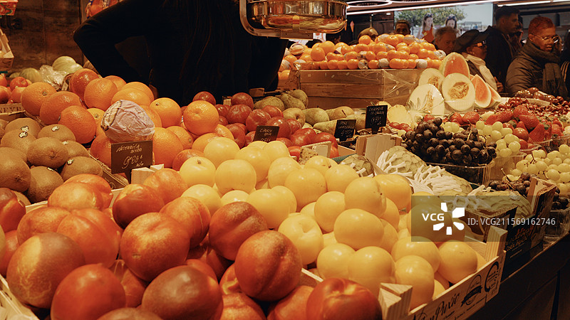 西班牙巴塞罗那大市场水果店铺图片素材