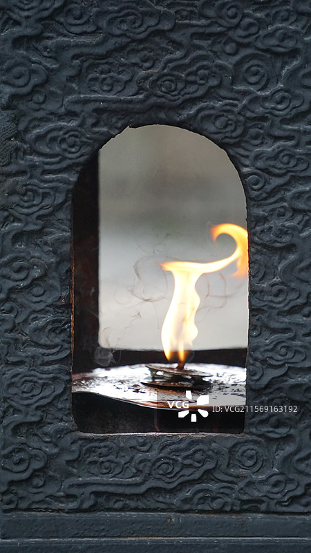 龛中的火苗图片素材