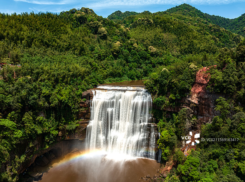 中国贵州遵义赤水丹霞旅游区大瀑布航拍图图片素材