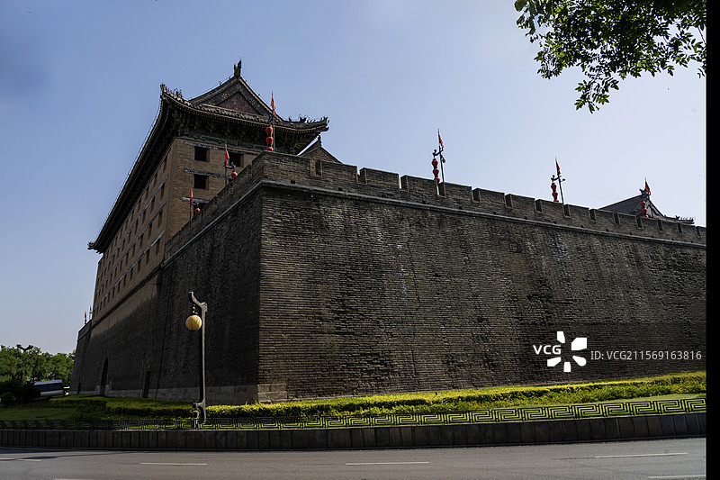 西安城墙安定门城楼一侧图片素材