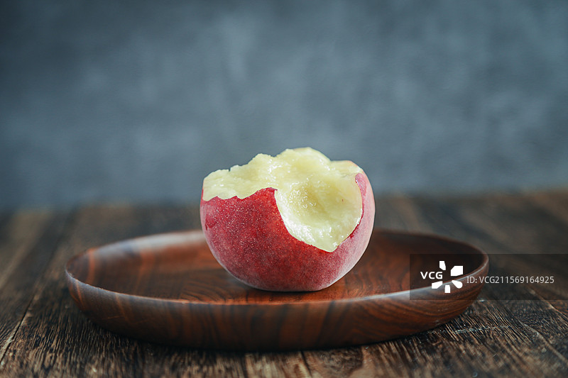 桃子水蜜桃毛桃油桃水果新鲜水果粉红色爆汁桃子鲜甜图片素材