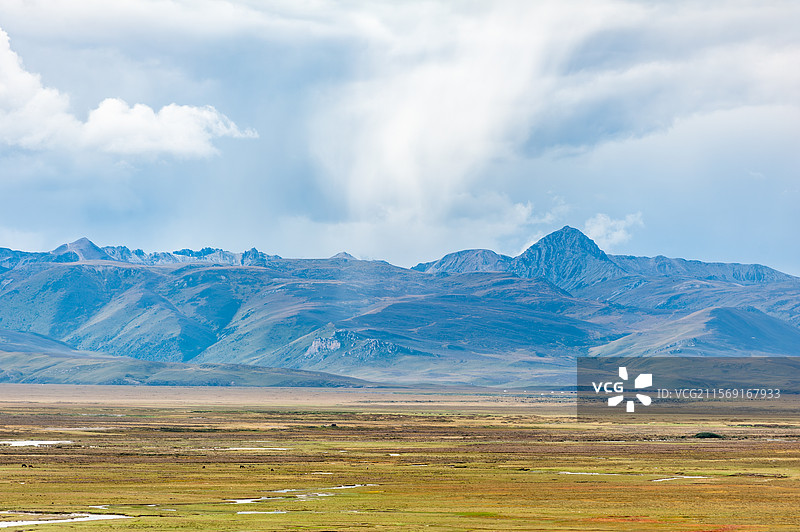 中国四川省甘孜藏族自治州理塘县秋天的毛垭大草原图片素材