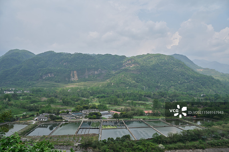 高角度俯瞰山里的养殖基地图片素材