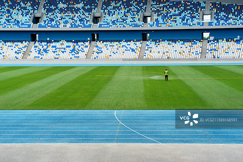 佛山市顺德得胜体育中心给足球场洒水的工人图片素材